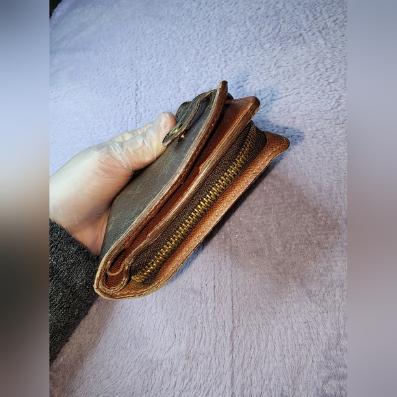 Authentic Louis Vuitton Monogram Compact Zippy - Picture 4 of 15